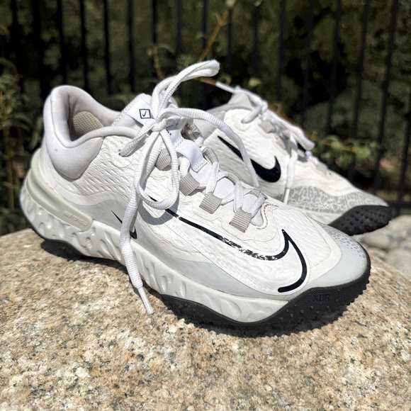 Nike Women’s Alpha Huarache Elite 4 Women's Softball Turf Shoes White Size 5.5 - Picture 1 of 10